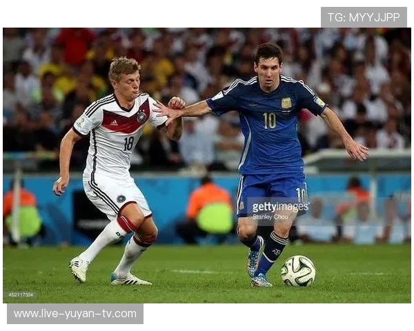 穿蓝色足球鞋的球星盘点 他们的脚下风采与赛场精彩表现